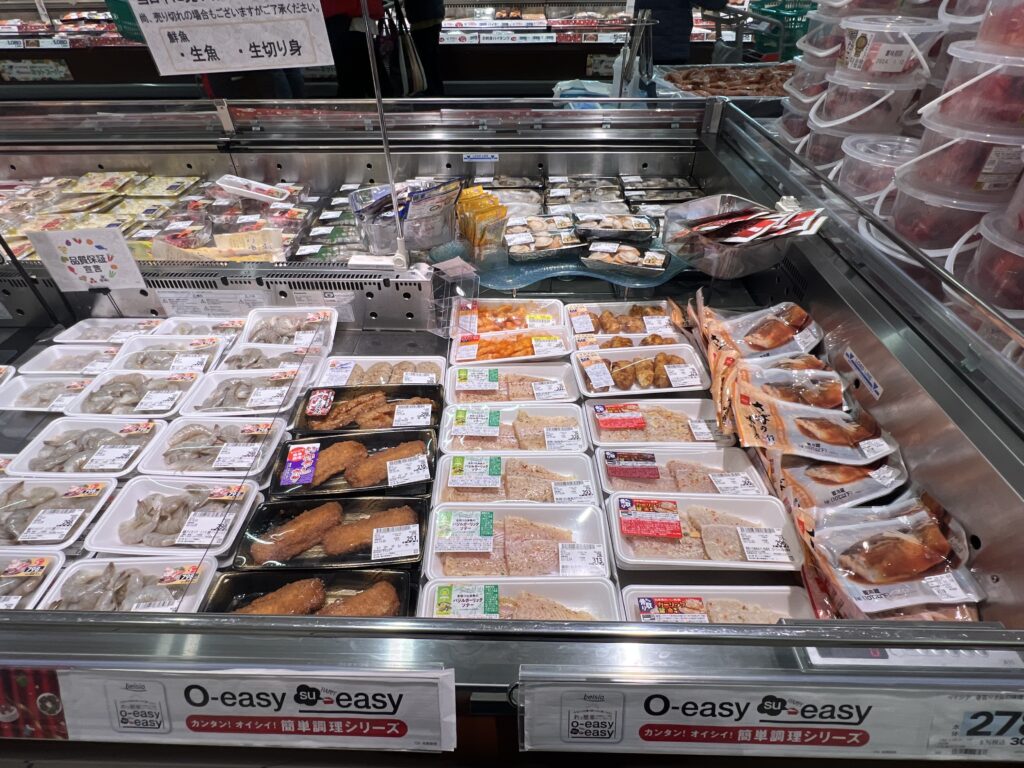 ベイシア栗橋店の鮮魚コーナー。焼くだけで1品できる、加工済みの商品も。